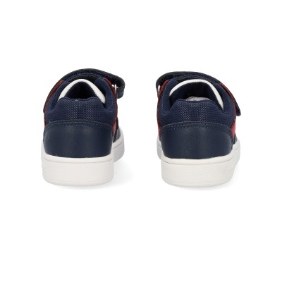 Sapatilhas infantis azuis com sola branca e detalhe vermelho