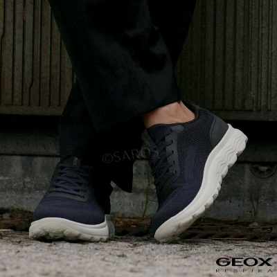 Sapatilhas negras com sola branca em superfície exterior