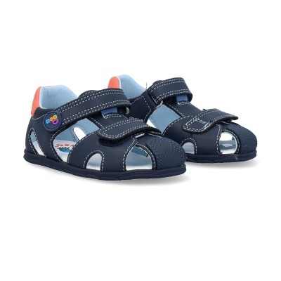 Sandálias infantis azuis com fecho de velcro e detalhe laranja no calcanhar