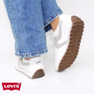 Ténis Levi's brancos com detalhes cinzentos e sola castanha antiderrapante