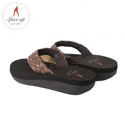 Chinelos pretos com tiras castanhas trançadas e sola preta