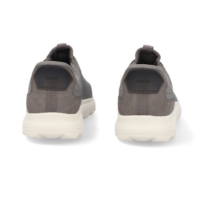 Ténis Geox cinza com sola branca vistos de trás