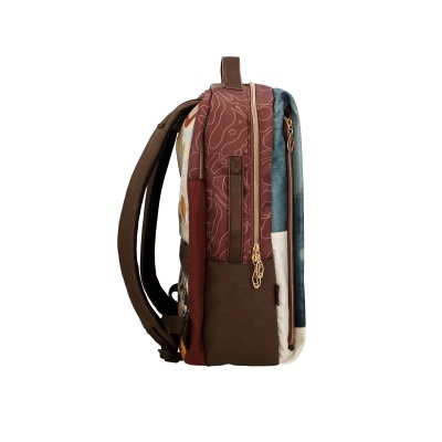 Mochila colorida vista de lado com zíperes dourados e alças acolchoadas
