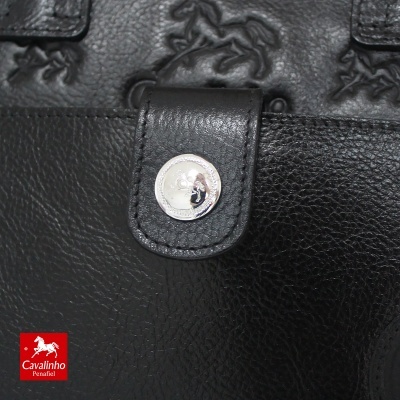 Bolsa preta em couro com botão prateado e logótipo Cavalinho Penafiel