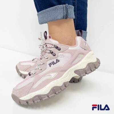 Ténis cor-de-rosa FILA com sola espessa bege e atacadores brancos usados com calças de ganga