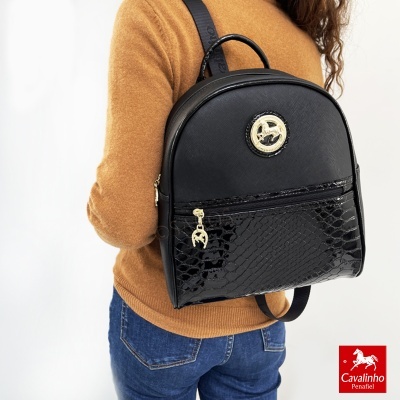 Mochila preta Cavalinho com textura variada e fecho dourado