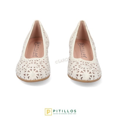 Sapatos femininos bege claro com padrão floral recortado Pitillos