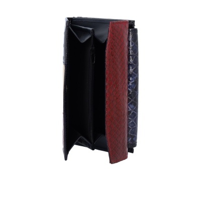 Carteira aberta com padrão de pele de cobra vermelho e azul