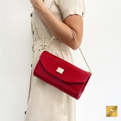 Bolsa de mão vermelha em verniz com alça de corrente dourada