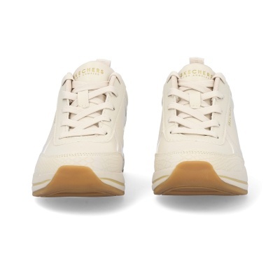 Ténis Skechers bege claro vistos de frente com sola branca e castanha