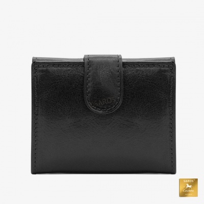 Carteira preta de couro com fecho de aba e costuras visíveis