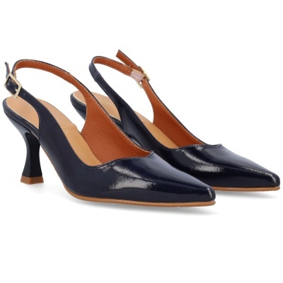 Sapatos de salto alto de verniz preto com interior castanho e fivela dourada