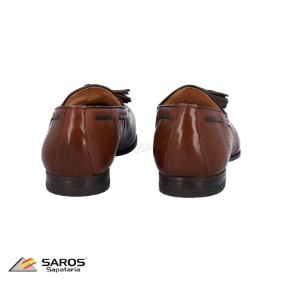 Par de sapatos castanhos em pele com franja, vista traseira