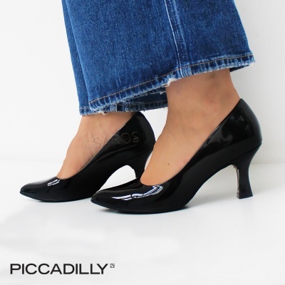 Sapatos de salto médio pretos em verniz com bico fino e calças jeans azul claro
