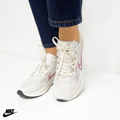 Ténis desportivos Nike brancos com logo rosa