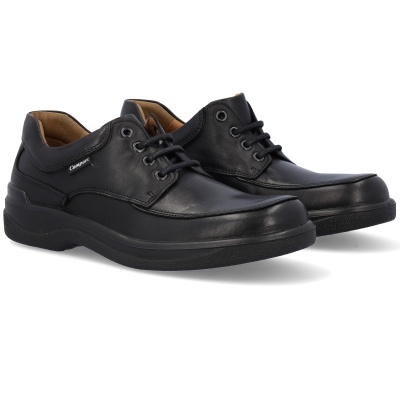 Par de sapatos masculinos pretos em pele com atacadores