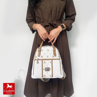 Mochila branca com padrão de cavalos e ferraduras em bege com alças em pele bege