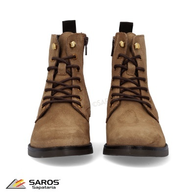 Botas castanhas de pele com atacadores castanhos e sola preta