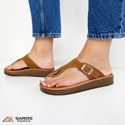 Sandálias castanhas de plataforma com fivela dourada e calças de ganga