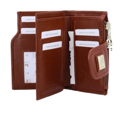 Carteira de couro castanho com vários compartimentos para cartões e fecho zipado lateral.