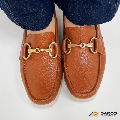 Sapatos mocassim castanhos com fivela dourada