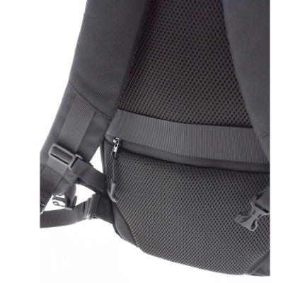 Parte traseira de mochila preta com alça e detalhe de malha