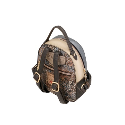 Mochila pequena com padrão multicolorido e alças castanhas