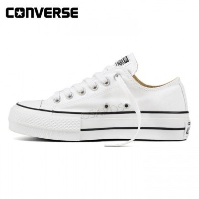 Ténis Converse de lona branca com sola de borracha e atacadores brancos