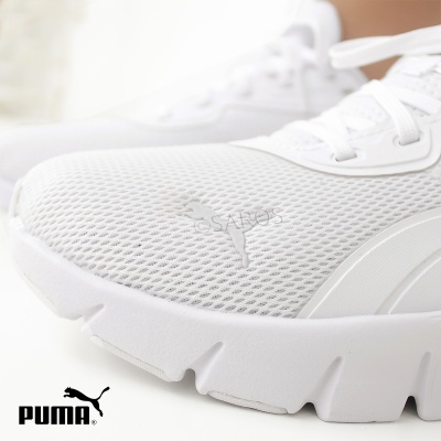 Ténis brancos Puma com malha respirável e sola robusta.