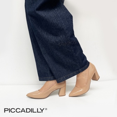 Sapatos de tacão médio bege brilhante com verniz e fundo branco