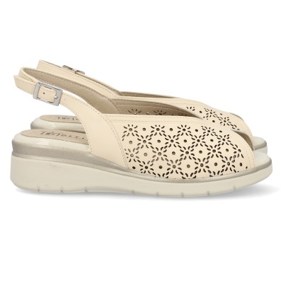 Sandálias bege com recortes florais e salto cunha branco