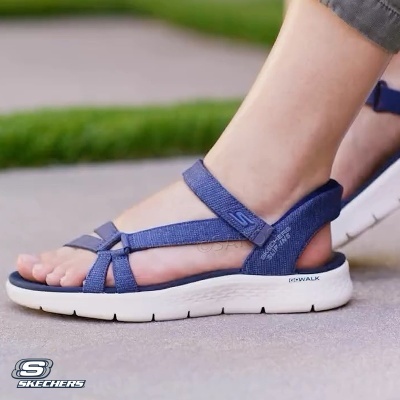 Sandália Skechers azul com sola branca em piso exterior