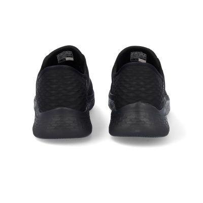 Ténis pretos texturizados vistos de trás com etiquetas interiores brancas.