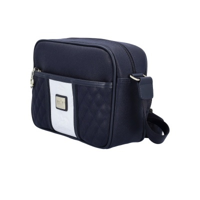 Mala tiracolo azul escura com faixa branca e logótipo metálico