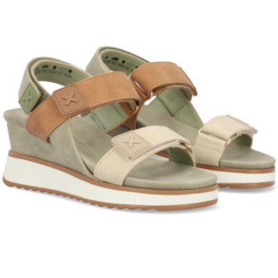 Sandálias castanhas e bege com sola branca e cunha