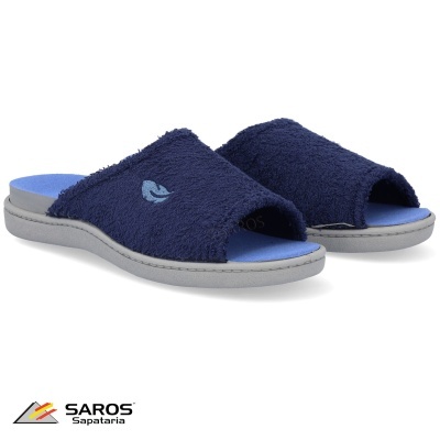 Chinelos azuis escuros felpudos com sola cinza clara no fundo branco