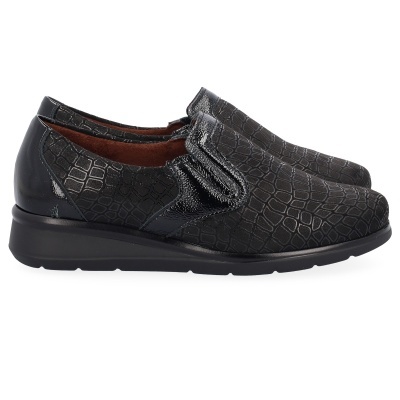 Sapatos pretos com padrão tipo pele de crocodilo e fecho em velcro.