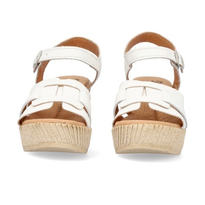 Sandálias plataforma brancas em pele com fivela e sola beje texturada