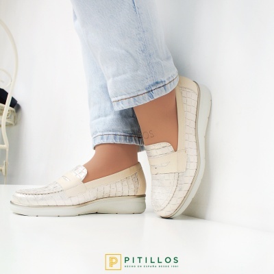 Sapatos mocassim creme com padrão quadriculado e calças de ganga azul claro