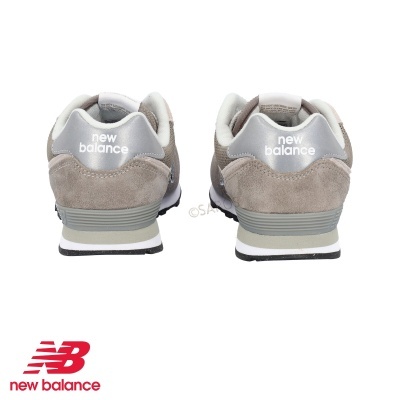 Ténis New Balance cinza com logo branco na parte traseira