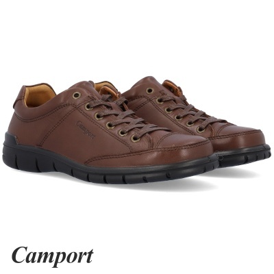 sapatos masculinos de pele castanha com sola preta e atacadores castanhos