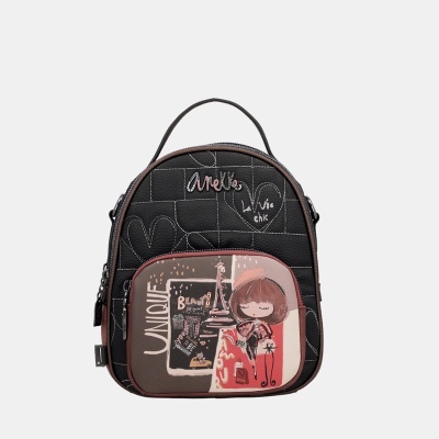 Mochila pequena preta com bolso frontal ilustrado e texto Anekke