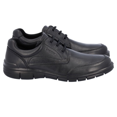 sapatos pretos casuais de couro com sola preta e cadarços