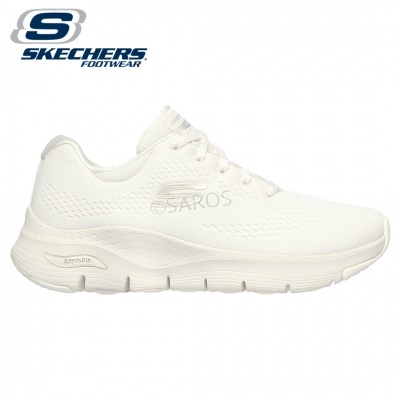 Tênis branco Skechers em fundo branco