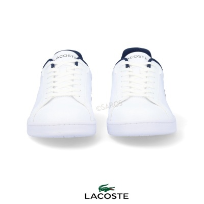 Sapatilhas brancas Lacoste com detalhes azuis escuros e logotipo visível