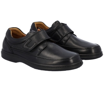 Sapatos pretos em pele com fecho em velcro
