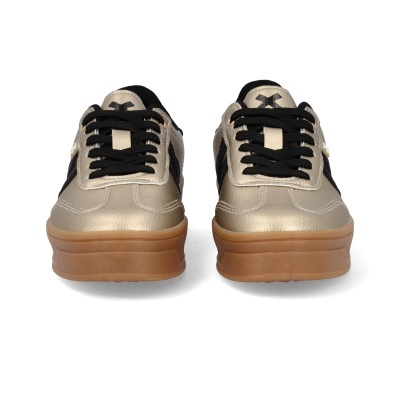 Par de ténis dourados com atacadores pretos e sola castanha