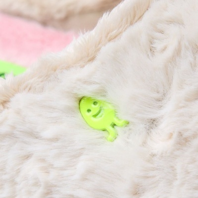 Pelúcia branca com detalhe em plástico verde fluorescente sorridente