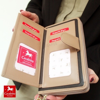 Carteira bege de couro sintético com compartimentos para cartões e etiqueta Cavalinho