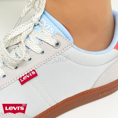 Ténis Levi's branco com sola castanha e detalhes em vermelho e azul claro